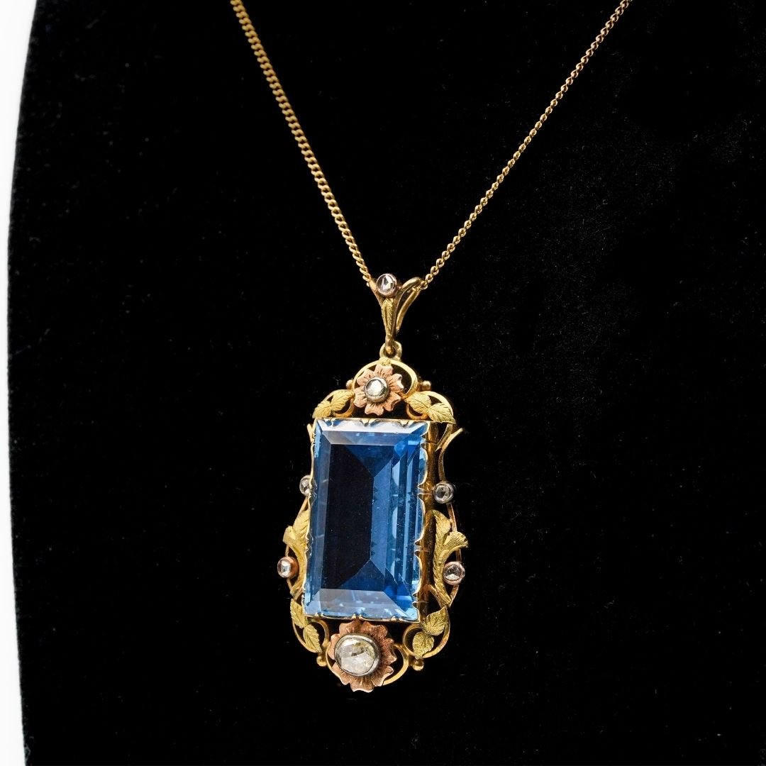 Art Nouveau stijl collier met een blauwe topaas steen
