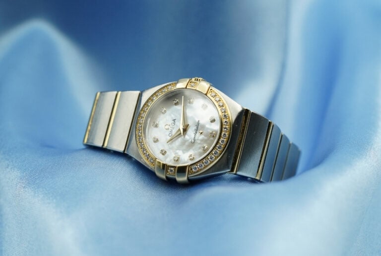 Een dameshorloge van Omega, de constallation met prachtige parelmoer wijzerplaat bezet met diamanten