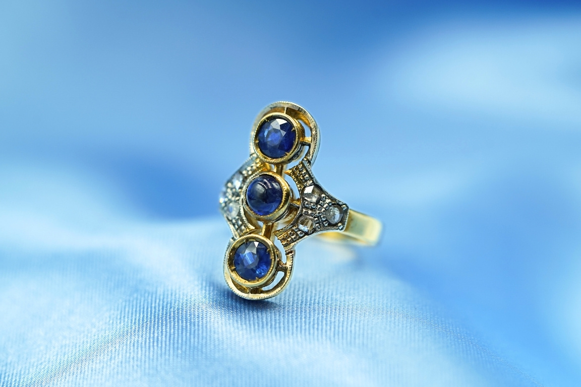 goud met zilveren vintage ring met drie saffieren