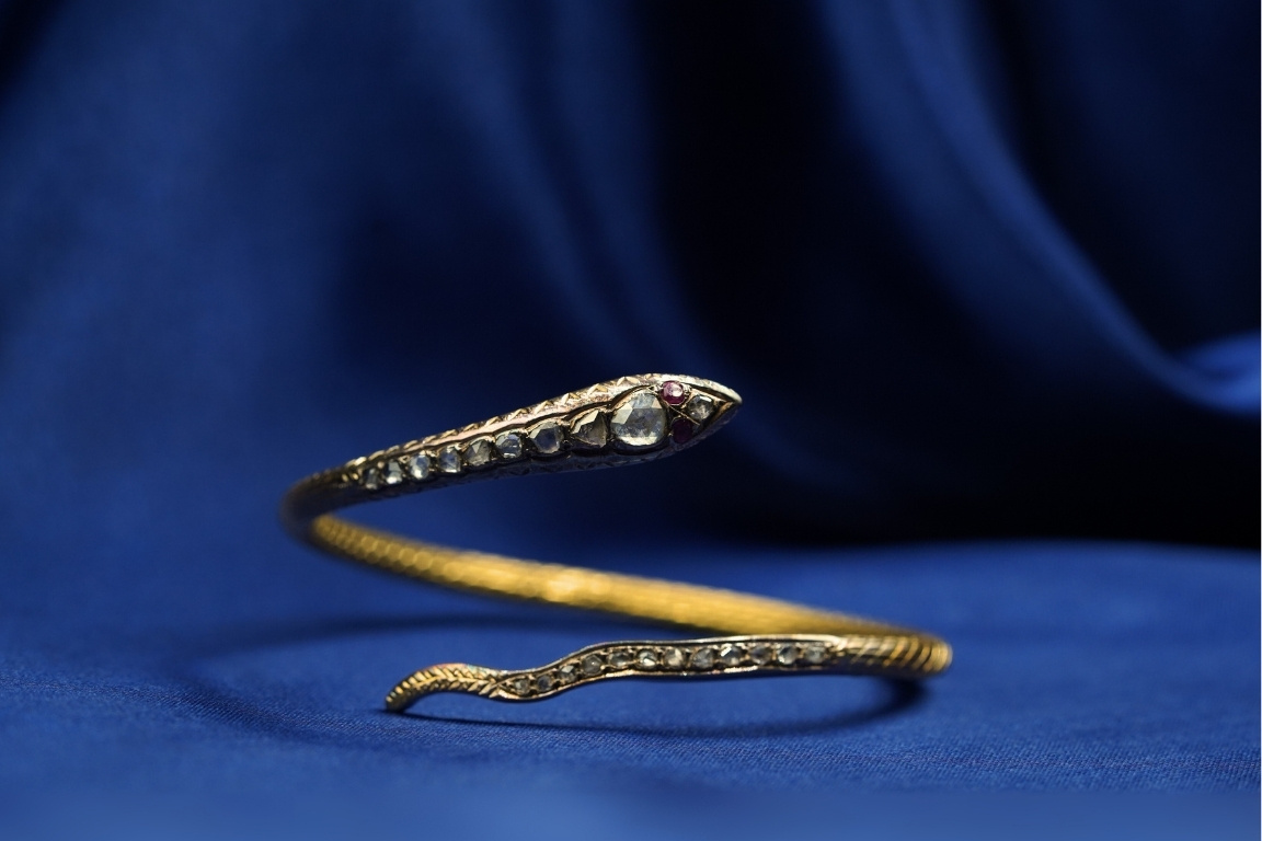 gouden slangen armband met diamant en robijn